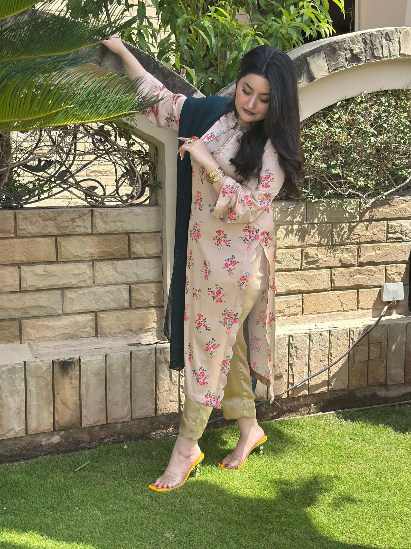 Charming floral silk set in a soft light pink tone.