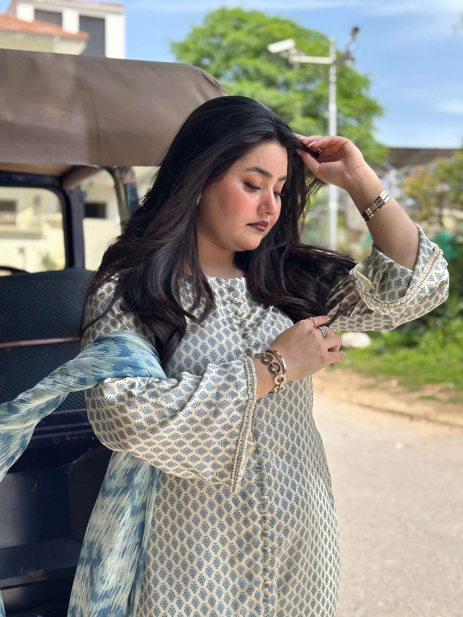 Cream & Blue Bell-Sleeve Silk Suit - Image 4